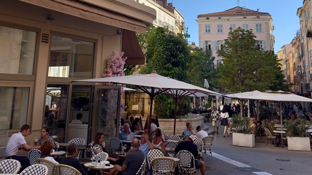 Calles del centro de Toulon, cafés, fachadas y ritmo local.