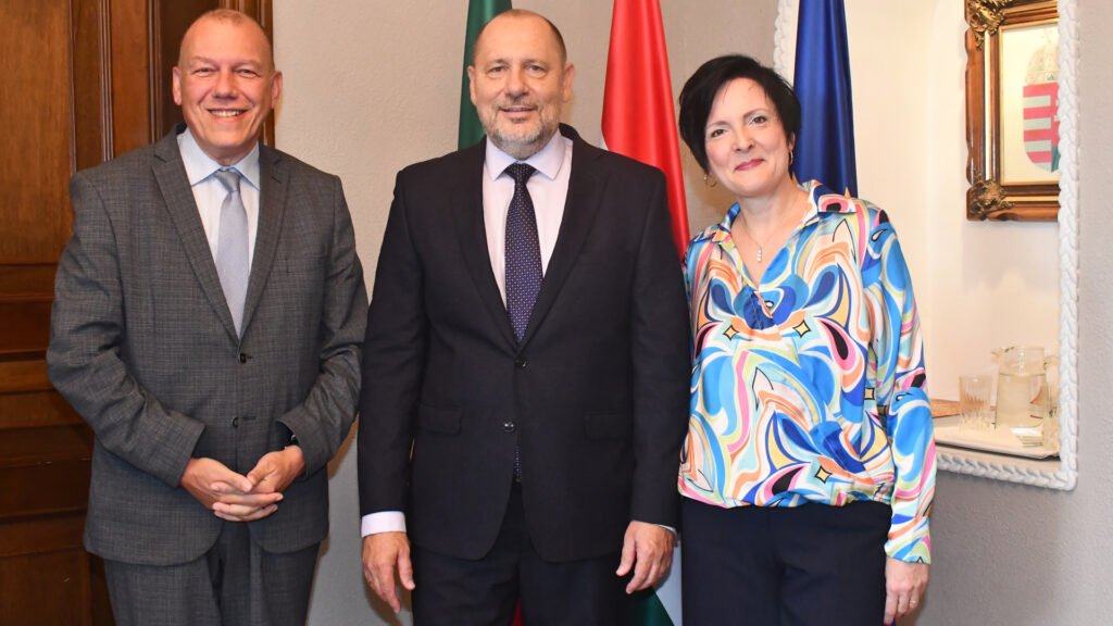 Nikolaos Kotrokois, embajador de Grecia, Zoltan Nemeth, embajador de Hungria y Agnes Nemethne Nemcsik.
