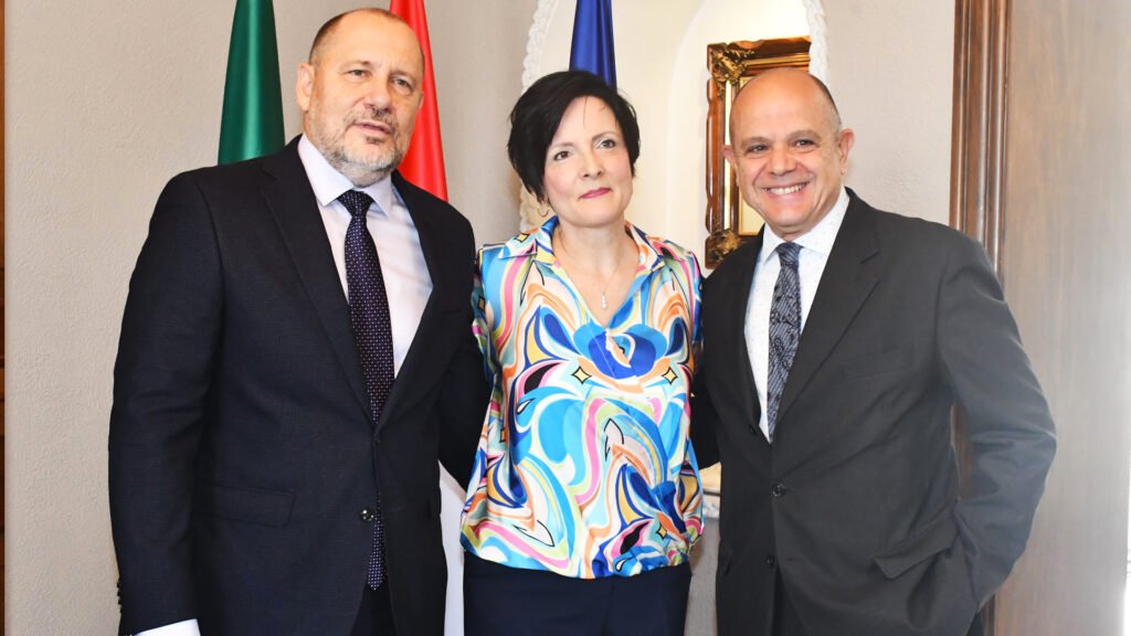 El embajador de Hungria Zoltan Nemth, su señora esposa, Agnes y Murat Salim Esenli, embajador de Turkyie.