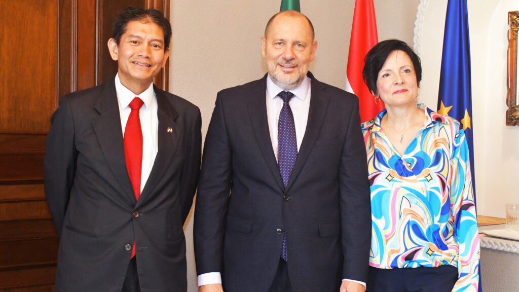 Bimo Ariawan, encargado de negocios de la embajada de Indonesia, Zoltan Nemetth, embajador de Hungria y Agnes Nemethne.