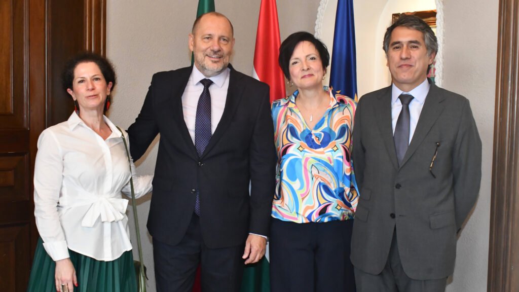 El matrimonio Nemeth en compañia de Francisco Andre, embajador de Unión Europea.