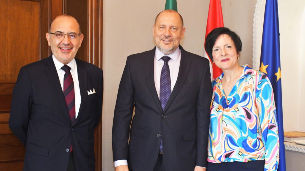 Octavio Tripp, Director General para Europa de la SRE, en compañía del embajador de HUngria, Zoltan Nemeth y su señora esposa Agnes.