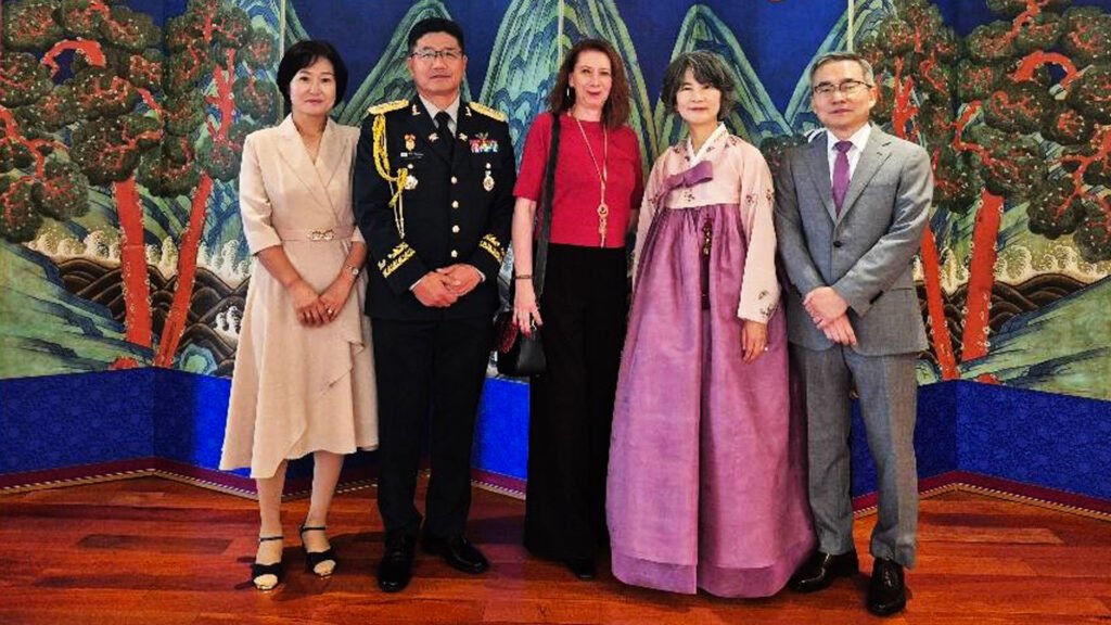 Taewan Huh, embajador de Corea, Filia Lee y Carmen Mihalascu.