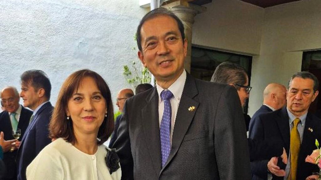 Kozo Honsei, embajador de Japón en compañía de su señora esposa Mercedes.