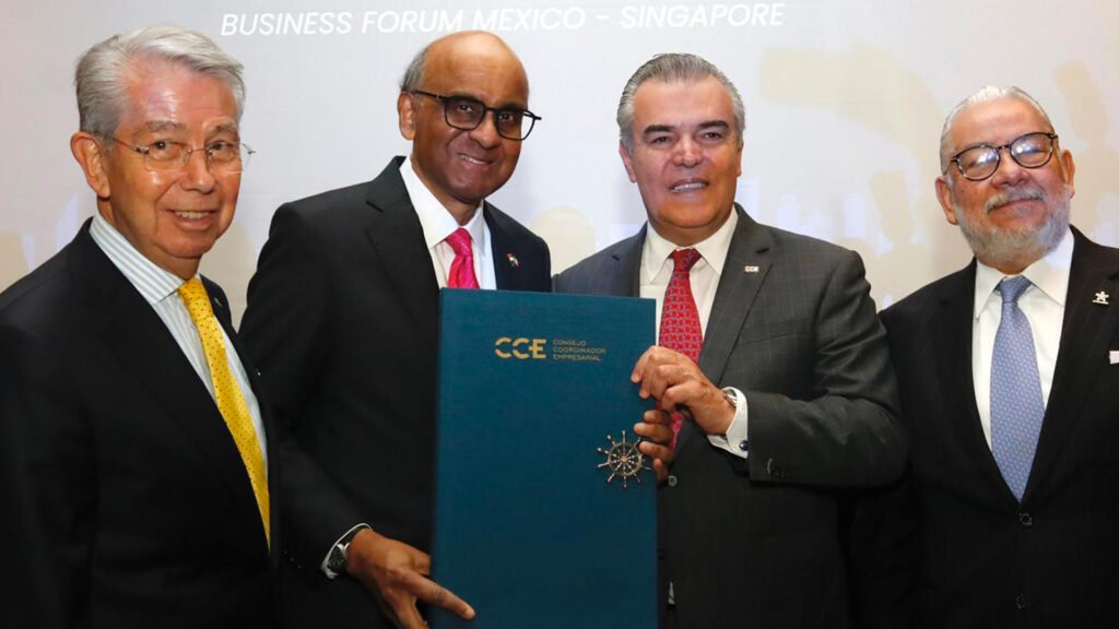 Sergio Contreras, Tharman Shanmugaratnam, Presidente de Singaput, Francisco Cervantes y Luis Rosendo Gutiérrez. Sergio Contreras, Tharman Shanmugaratnam, Presidente de Singaput, Francisco Cervantes y Luis Rosendo Gutiérrez.