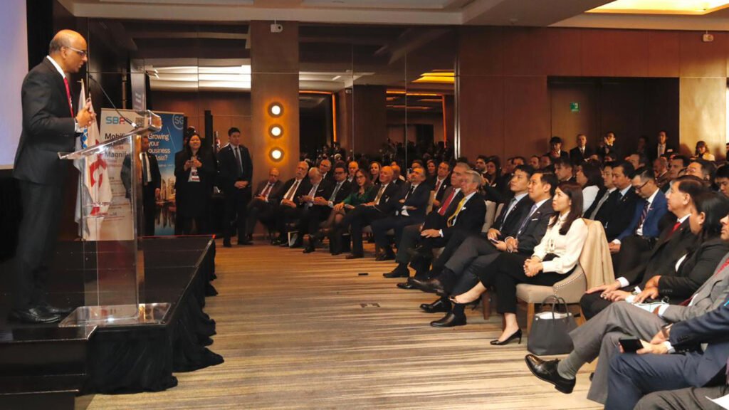 Sergio Contreras, Tharman Shanmugaratnam, Presidente de Singaput, Francisco Cervantes y Luis Rosendo Gutiérrez. Sergio Contreras, Tharman Shanmugaratnam, Presidente de Singaput, Francisco Cervantes y Luis Rosendo Gutiérrez.