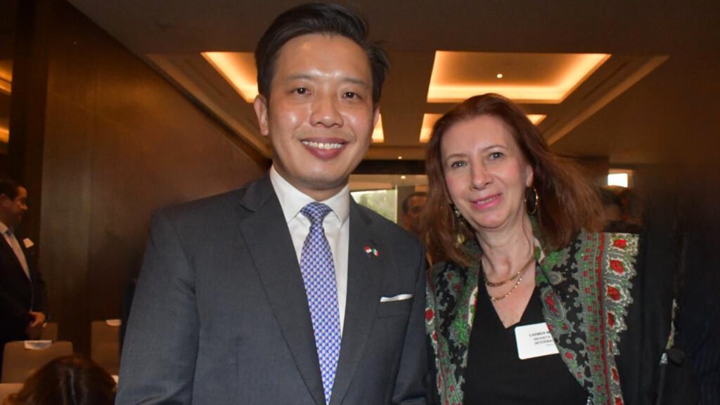 Alvin Tan, Ministro de Estado de Comercio Exterior de Singapur y Carmen Mihalascu. Alvin Tan, Ministro de Estado de Comercio Exterior de Singapur y Carmen Mihalascu.