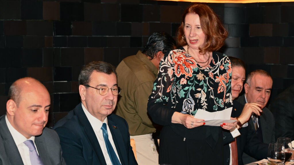 Carmen Mihalascu pronunció las palabras de bienvenida para los parlamentarios de Azerbaiyan y el nuevo embajador en México. Carmen Mihalascu pronunció las palabras de bienvenida para los parlamentarios de Azerbaiyán y el nuevo embajador en México.