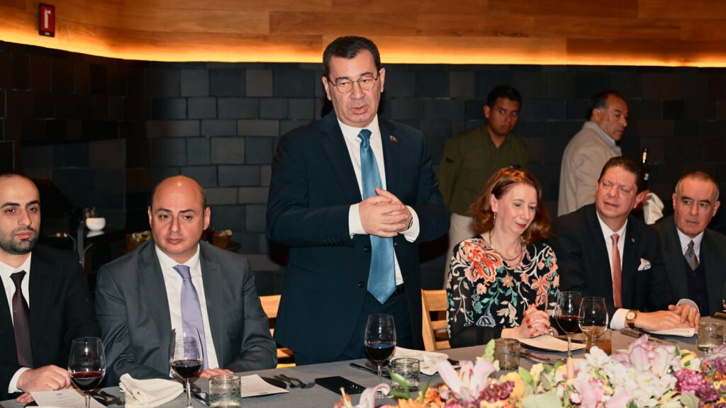 El Diputado Samad Seyidov, Presidente del Comité de Relaciones Internacionales e Interparlamentarias de la Asamblea Nacional de Azerbaiyán durante su intervención. Sentados: Emin Samadli, Seymur Fataliyev, embajador de Azerbaiyán, Carmen Mihalascu, Manuel Bravo y Gabriel Moyssen. El Diputado Samad Seyidov, Presidente del Comité de Relaciones Internacionales e Interparlamentarias de la Asamblea Nacional de Azerbaiyán durante su intervención. Sentados: Emin Samadli, Seymur Fataliyev, embajador de Azerbaiyán, Carmen Mihalascu, Manuel Bravo y Gabriel Moyssen.