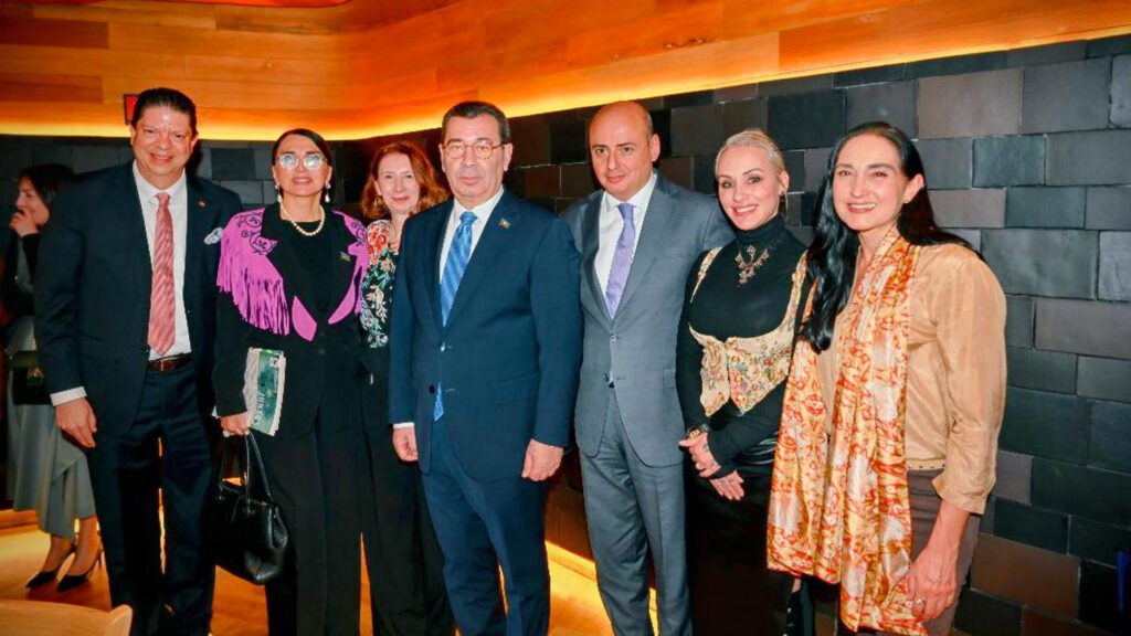 Manuel Bravo, Dip. Jala Aliyeva, Carmen Mihalascu, Dip. Samad Seyidov,Excmo. Seymur Falaliyev, Ionica Dogaru Y Carol Goddard. Manuel Bravo, Dip. Jala Aliyeva, Carmen Mihalascu, Dip. Samad Seyidov,Excmo. Seymur Falaliyev, Ionica Dogaru Y Carol Goddard.