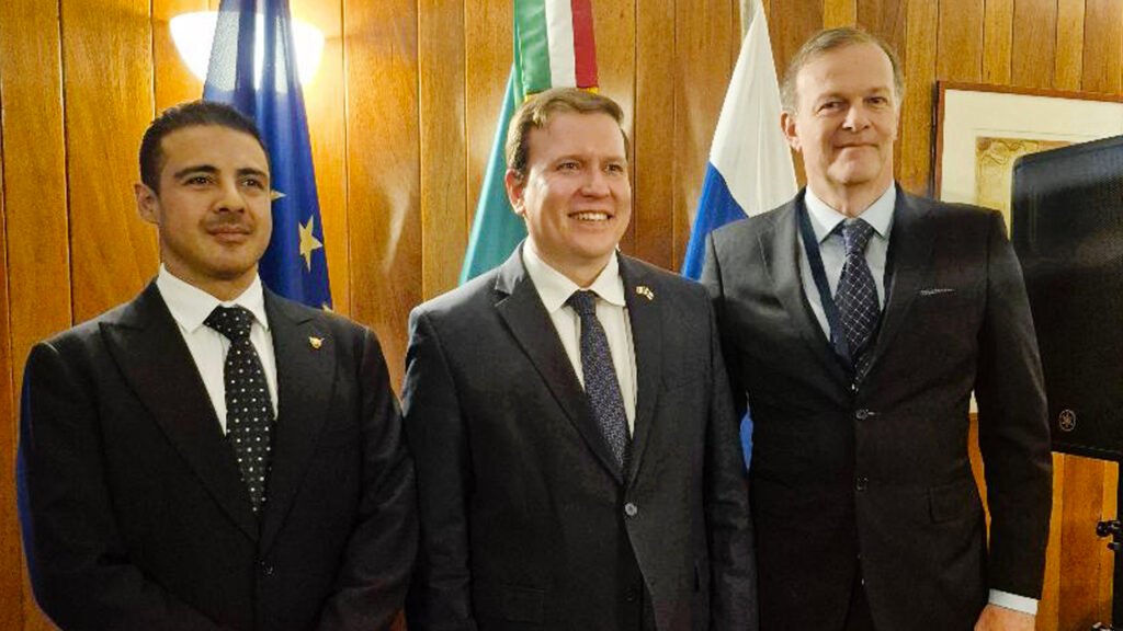 El ministro de comercio de Finlandia(centro) en compañía de Pauli Soisalo de SAVOX.