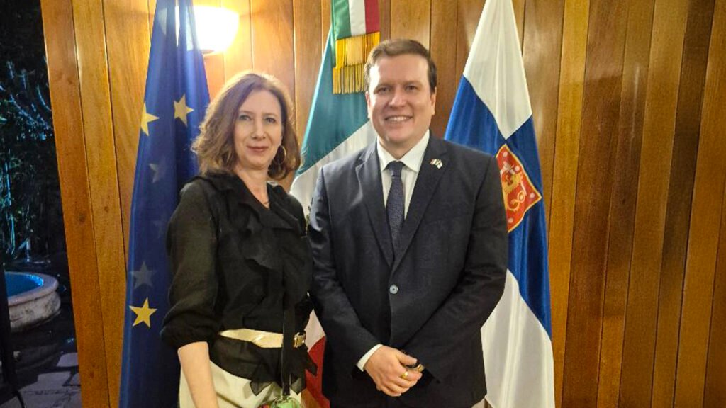 Carmen Mihalascu y Ville Tavio, ministro de comercio de Finlandia.