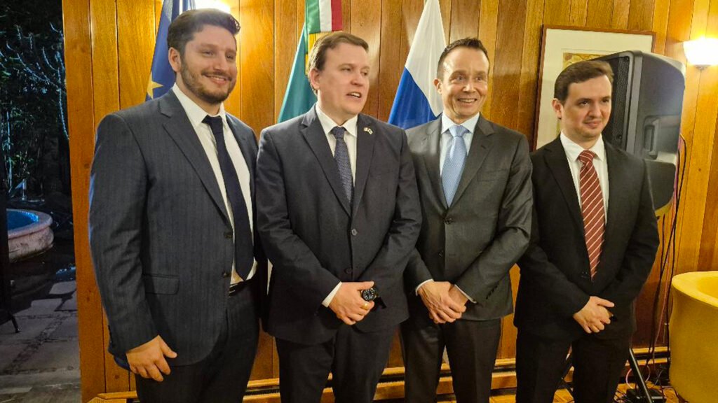 El ministro de Comercio acompaña a Markku Toiviainen de Bittium, y Marcelo Gomez de Inmosat.