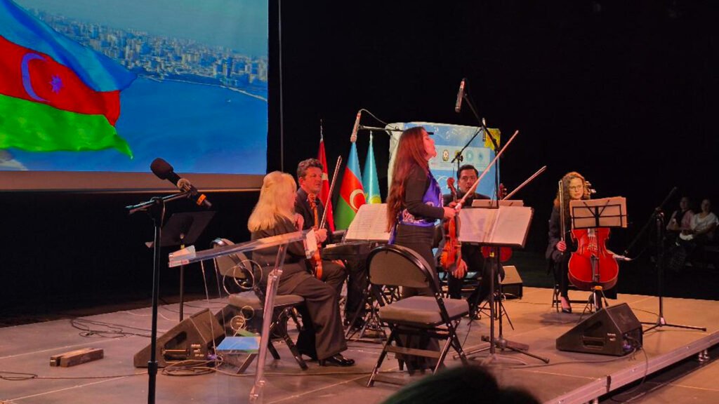 Ensamble musical dirigido por la azerbaiyana Nana Babayeva.