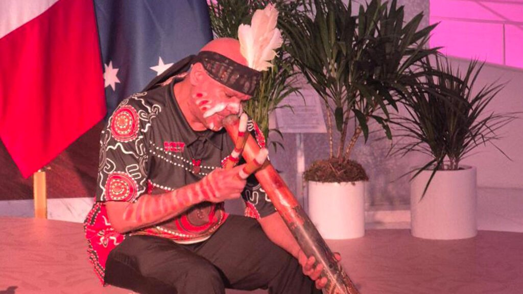 Cameron Mc Carthy encantó a los invitados a la cena con su interprestación de este singular instrumento musical. Cameron Mc Carthy encantó a los invitados a la cena con su interprestación de este singular instrumento musical.