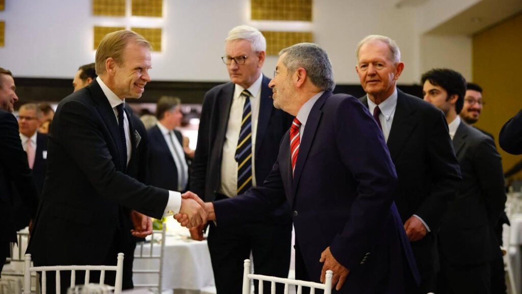 El Canciller de México, el dr. De la Fuente saluda a los empresarios nórdicos.