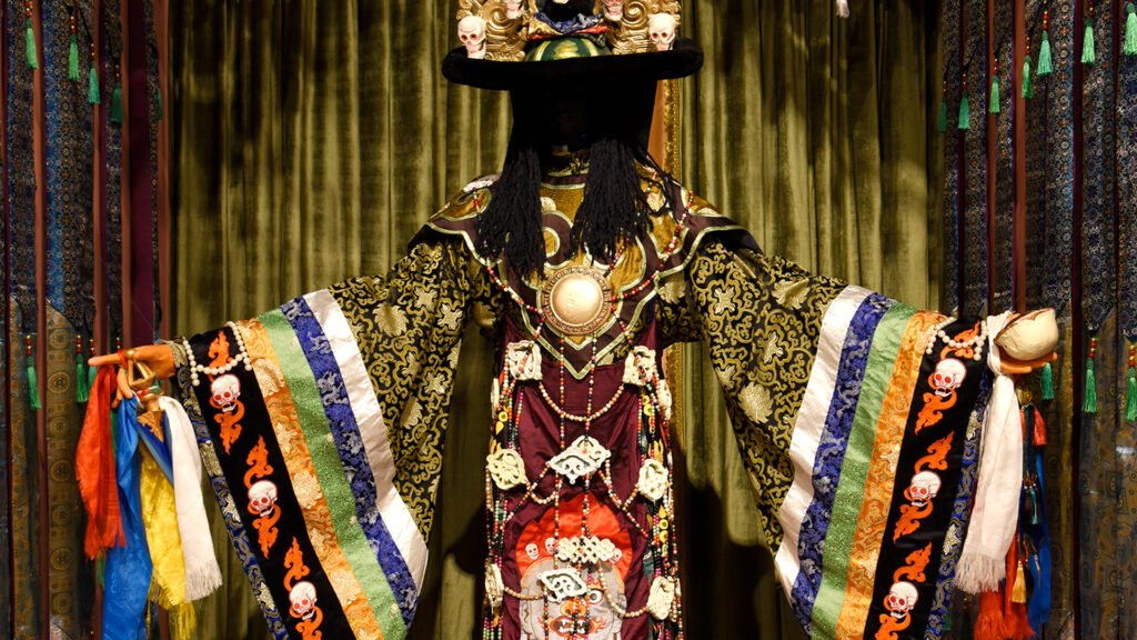 El personaje más importante de la danza es Chambon, la manifestación terrenal del Señor de la Muerte, Erlik Nomin Khan. Él guía y dirige a las deidades y espíritus protectores en la danza a la derrota y destrucción del mal.