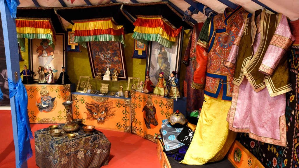 La ger ha sido utilizada por los mongoles durante cientos de años. Es una vivienda adaptada a la vida nómada, ecológica, segura y saludable. Se caracteriza por ser rápida de montar y fácil de trasladar.