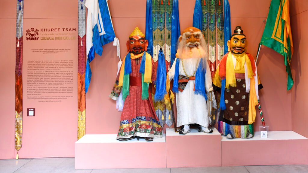 En la tradición budista existe la figura legendaria de un anciano que vivió hasta la edad de los 108 años. Su larga existencia simboliza la belleza de vivir con propósito, respeto y en armonía con la naturaleza.