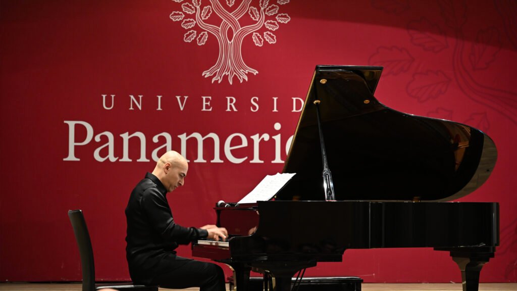 El pianista Rodolfo Ritter, intrerpreatando piezas del compositor hungaro, Bela Bartok. El pianista Rodolfo Ritter, intrerpreatando piezas del compositor hungaro, Bela Bartok.