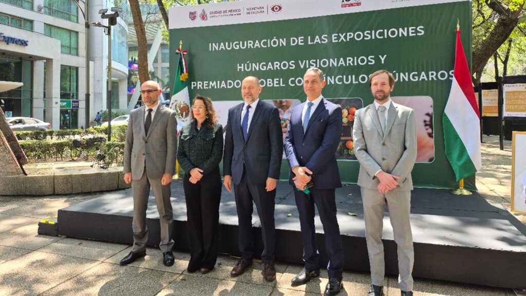 Miembros del cuerpo diplomatico acompañan al embajador de Hungria en la presentacion de las 2 exposiciones, en el Paseo de las Culturas Amigas.
