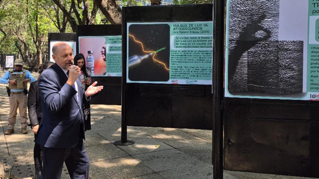 La explicacion del Excmo. Zoltan Nemeth sobre los inventores húngaros durante el recorrido de las exposiciones.