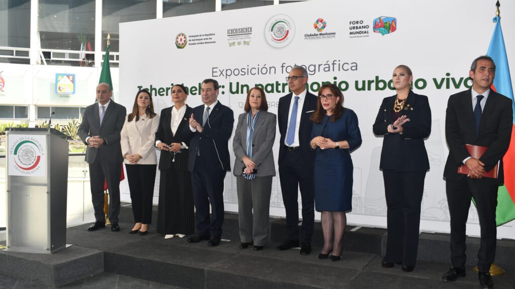 La delegacion de paralamentarios azerbaiyanos en compania de senadoras y senadores mexicanos. La delegacion de paralamentarios azerbaiyanos en compania de senadoras y senadores mexicanos.