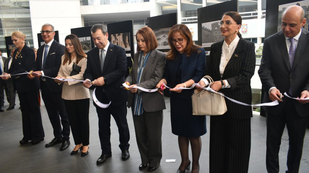 El corte de listón de la inauguración de la exposición fotográfica titulada: "Icherisheher: Patrimonio Urbano Vivo". El corte de listón de la inauguración de la exposición fotográfica titulada: "Icherisheher: Patrimonio Urbano Vivo".