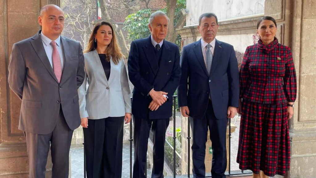 Sr. Seymur Fataliyev, embajador de Azerbaiyán, Dip. Sevinj Fataliyeva, Juan José Bremer de Martino, Director del Instituto Matías Romero, Dip. Samad Seyidov y Dip. Jala Aliyeva.