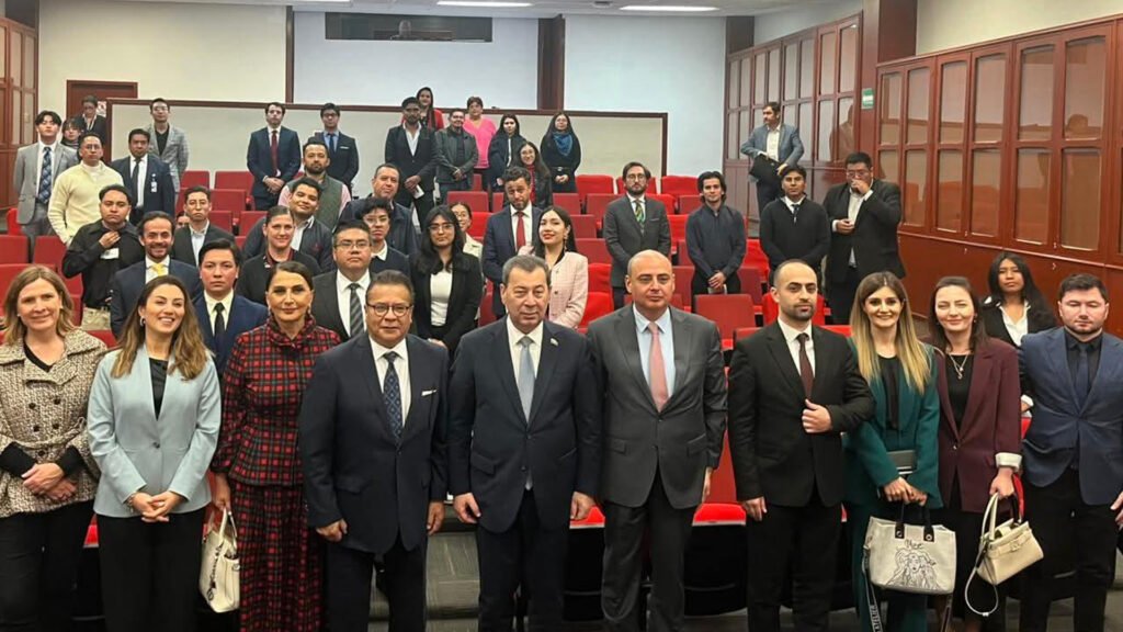 Los parlamentarios de Azerbaiyán, el Excmo Sr. Seymur Fataliyev y miembros de la Embajada de Azerbaiyan en México en compañia de estudiantes y academicos en el Instituto Matias Romero.