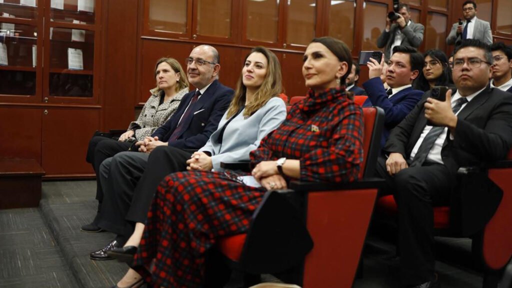 Embajador Octavio Tripp, Director para Europa de la SRE, Dip. Sevinj Fataliyeva y Dip. Jala Aliyeva.