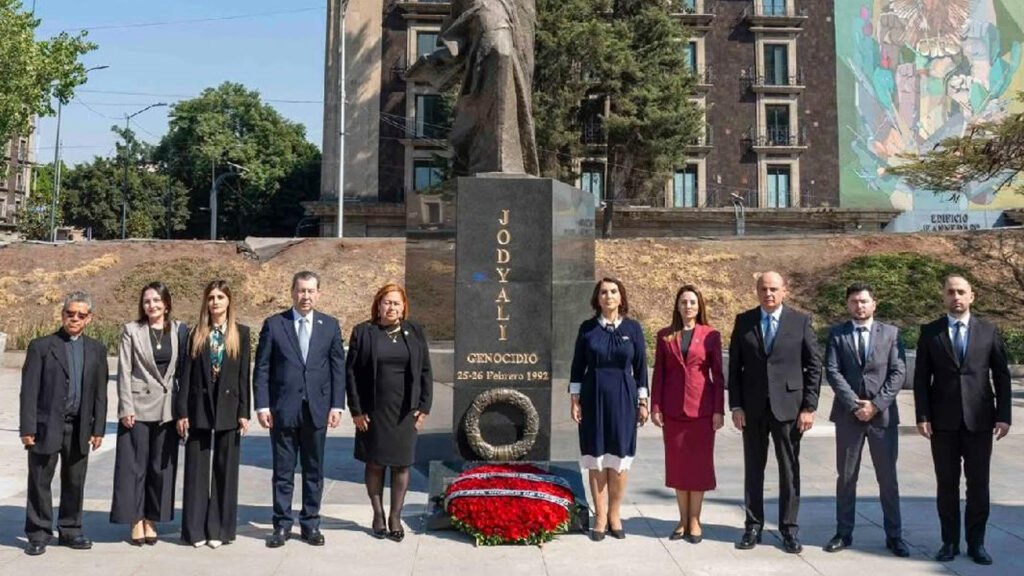 La delegación de parlamentarios azerbaiyanos, miembros de la Embajada de Azerbaiyán en México presentes en el acto, en la plaza Tlaxcoaque/Jodjalí.
