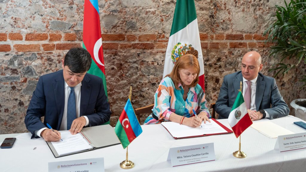 Ceremonia de firma con la participación de la directora del Instituto de los Mexicanos en el Exterior, Mrta. Tatiana Clouthier.