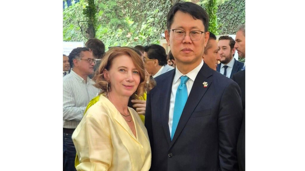 Carmen Mihalascu y Jooil Lee, embajador de Corea del Sur. Carmen Mihalascu y Jooil Lee, embajador de Corea del Sur.