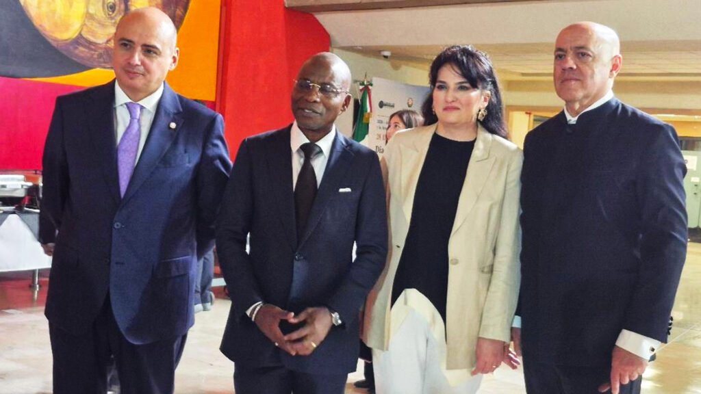 Seymur Fataliyev, embajador de Azerbaiyán, Robert D´Jerouli, embajador de Costa de Marfil, la soprano Seljan Fermor Hesketh y el director de orquesta, Yalchin Adiguezalov.