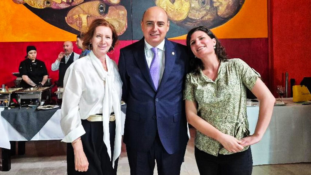 Carmen Mihalascu, Seymur Fataliyev, embajador de Azerbaiyán y Bianca Bachelot.