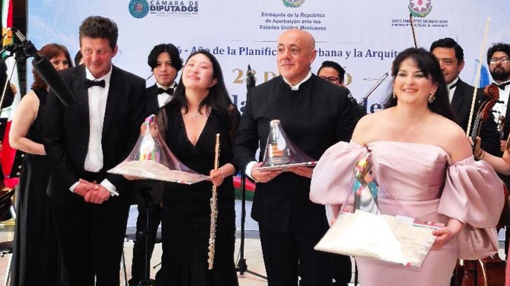 Al finalizar el programa cultural, los musicos recibieron pequeños obsequios por parte de Dip. Corina. Villegas, presidenta del Grupo de Amistad México Azerbaiyán.