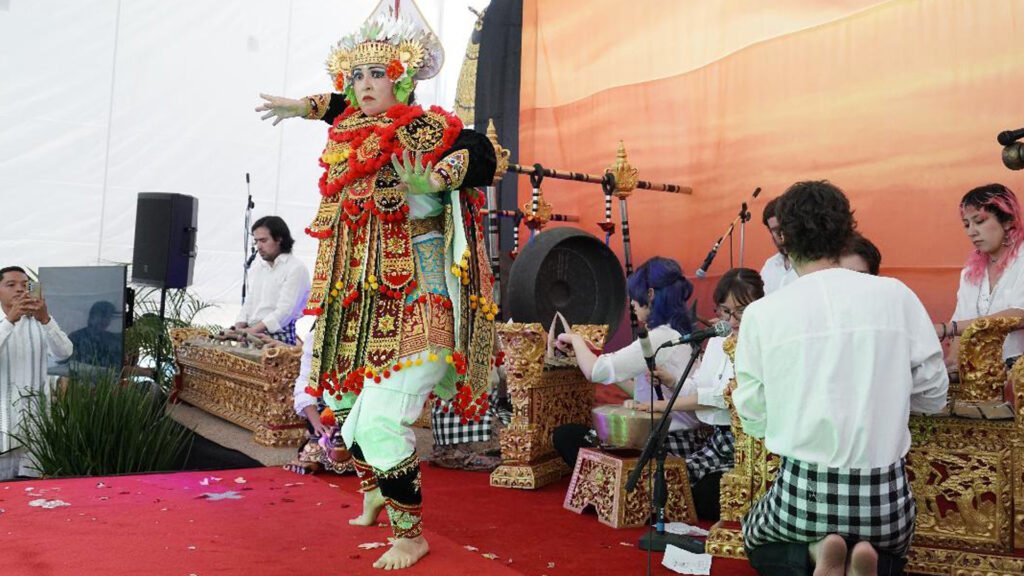 Bailes tipicos de Indonesia. Bailes tipicos de Indonesia.