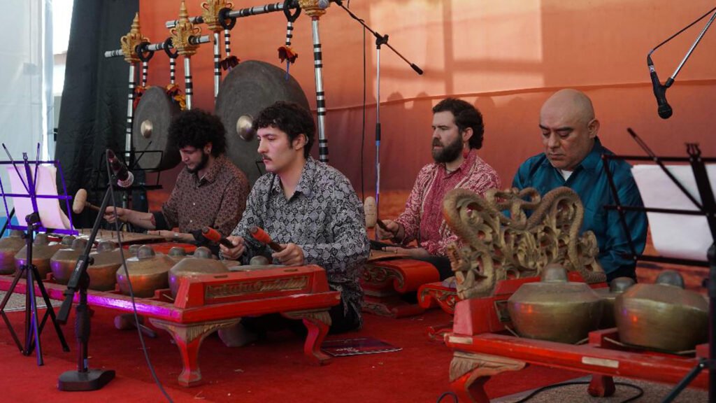 La presentacion de música de Indonesia intrepretada por alumnos del Colegio Coacalco. La presentacion de música de Indonesia intrepretada por alumnos del Colegio Coacalco.
