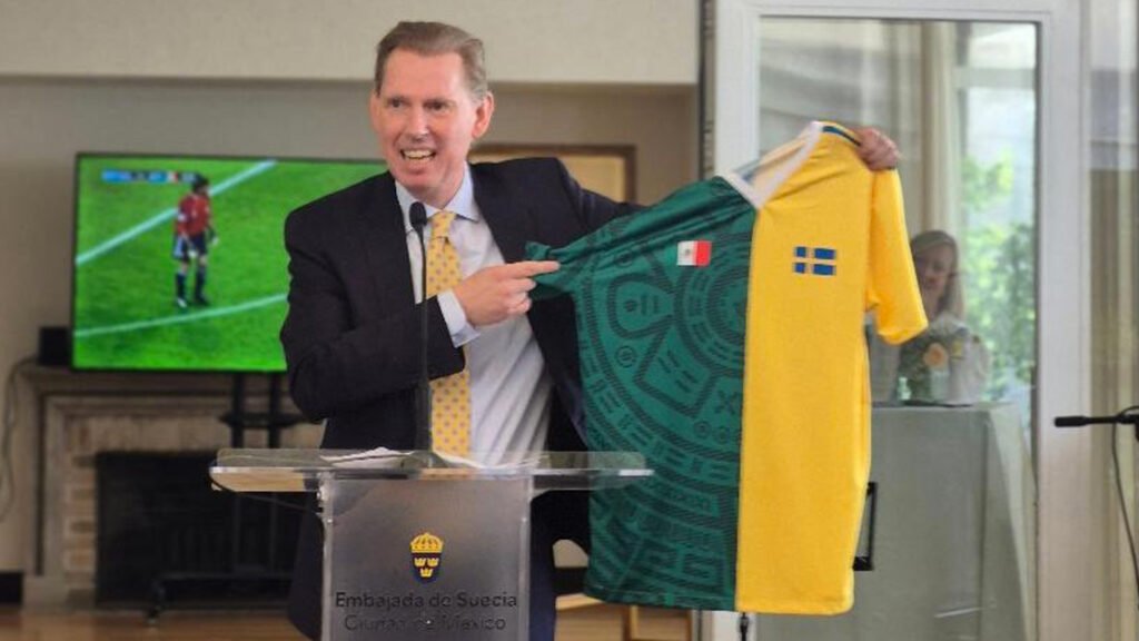 El Excmo. Sr Gunnar Aldén presenta la camiseta Mexicana-Sueca como simbolo de nuestra amistad. El Excmo. Sr Gunnar Aldén presenta la camiseta Mexicana-Sueca como simbolo de nuestra amistad.