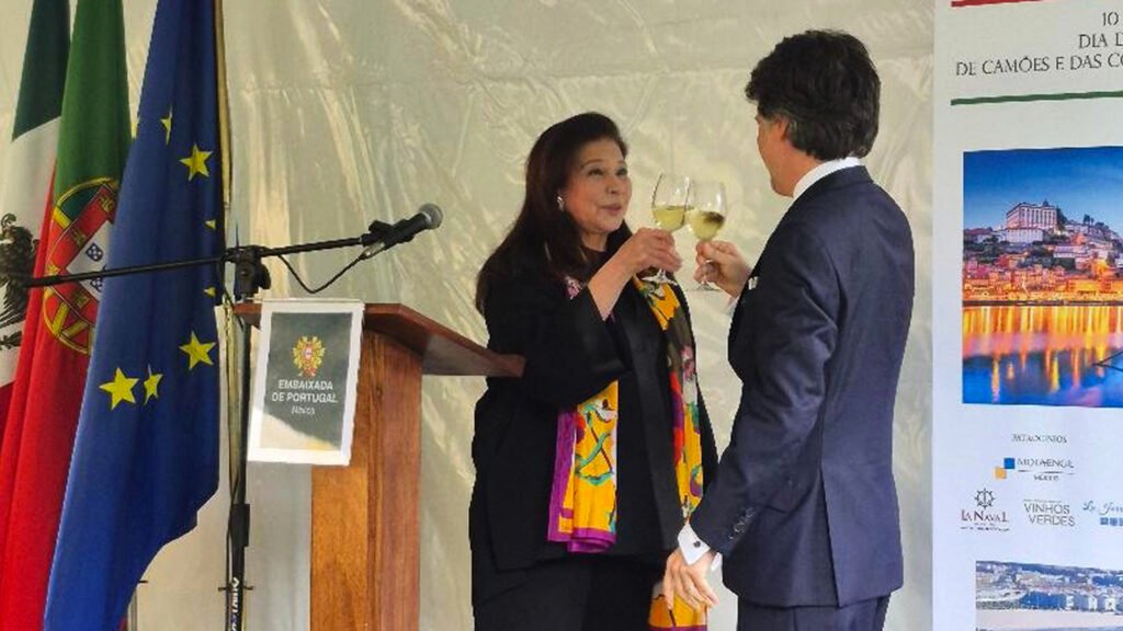 Maria Teresa Mercado, Subsecretaria de Relaciones Exteriores y Pedro Acosta, embajador de Portugal. Maria Teresa Mercado, Subsecretaria de Relaciones Exteriores y Pedro Acosta, embajador de Portugal.
