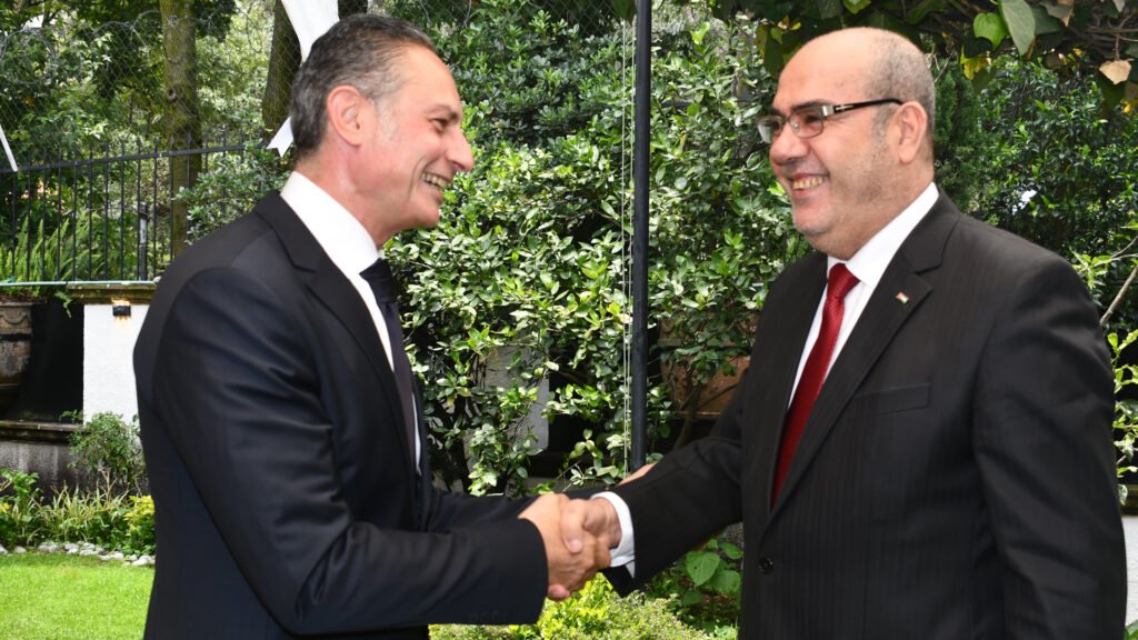 Adli QasemAlkhaledi, embajador de Jordania saludando al anfitrion, Amr Rifai. Adli QasemAlkhaledi, embajador de Jordania saludando al anfitrion, Amr Rifai.