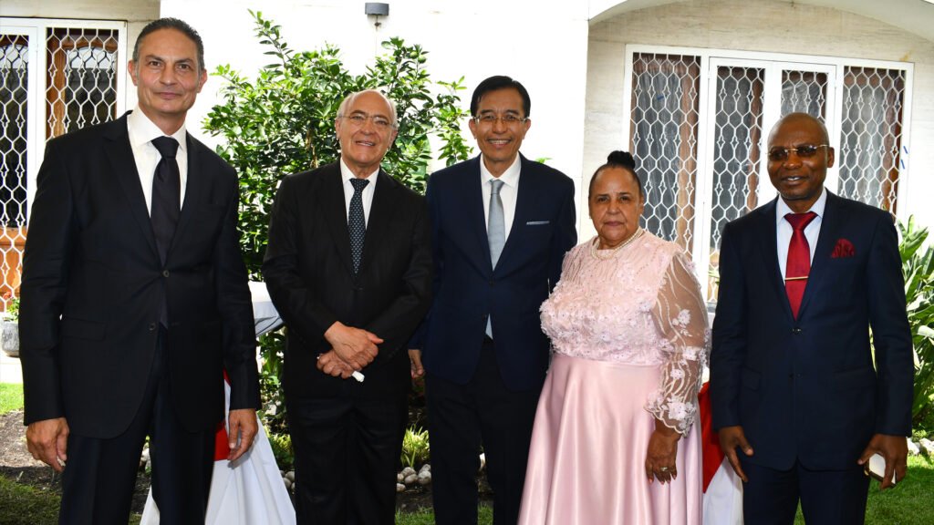 Amr Rifai, embajador de Egipto, Jose Luis Cortés, Toffery Primanda, embajador de Indonesia, Beryl Rose Sisulo, embajadora de Sudáfrica y Robert D´Jerouly, embajador de Costa de Marfil. Amr Rifai, embajador de Egipto, Jose Luis Cortés, Toffery Primanda, embajador de Indonesia, Beryl Rose Sisulo, embajadora de Sudáfrica y Robert D´Jerouly, embajador de Costa de Marfil.