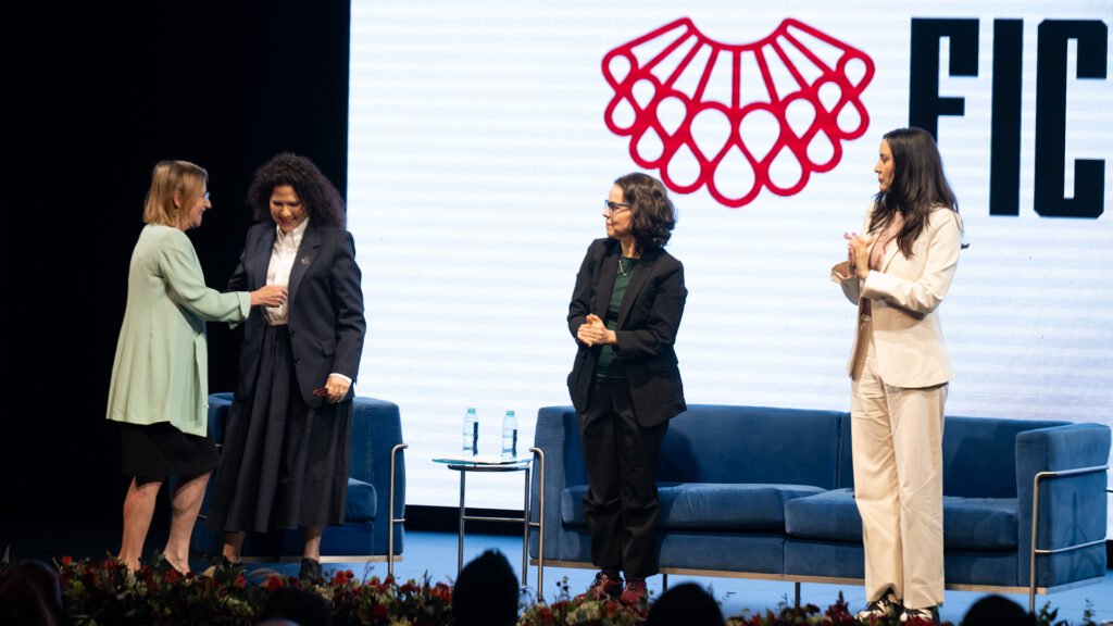 La embajadora de Francia saluda a Liseth Galvan, secretaria de cultura de Guanajuato, Valeria Palomino, directora de circuitos culturales y a Claudia Curiel, Secretaria de Cultura federal. La embajadora de Francia saluda a Liseth Galvan, secretaria de cultura de Guanajuato, Valeria Palomino, directora de circuitos culturales y a Claudia Curiel, Secretaria de Cultura federal.
