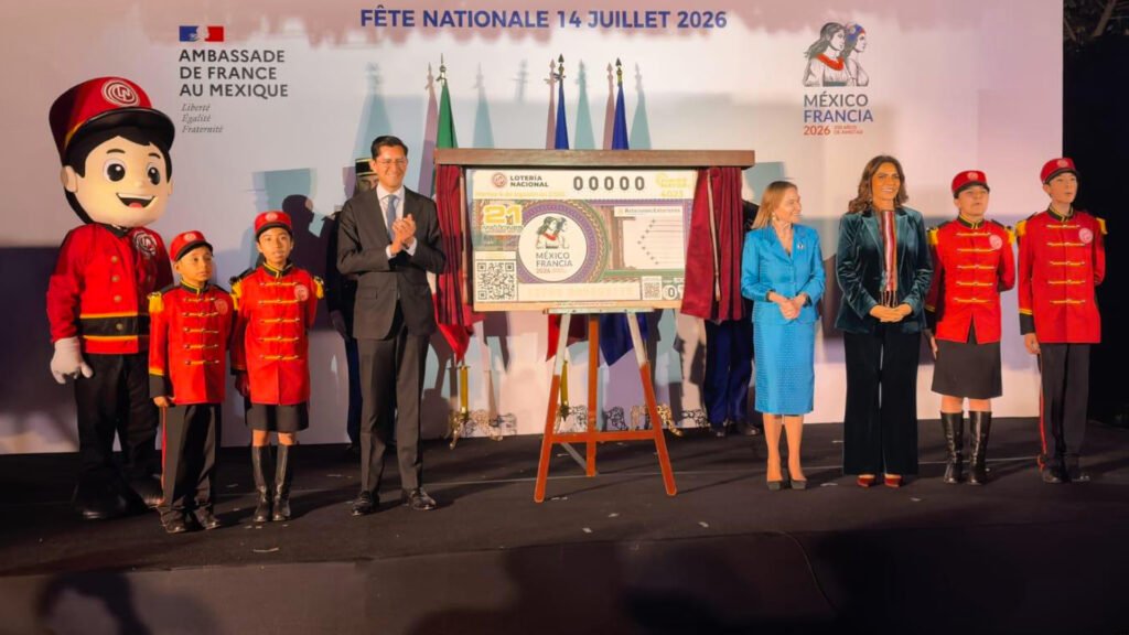 La presentación del timbre conmemorativo en presencia del Canciller mexicano, Roberto Velasco, de la embajadora de Francia, Delphine Borione y de la Directora de la Loteria Nacional.