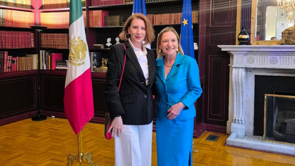 Carmen Mihalascu y Delphine Borione, embajadora de Francia.