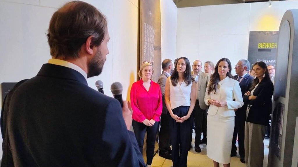 Sr. Milosh explicando los por menores de la exposición.