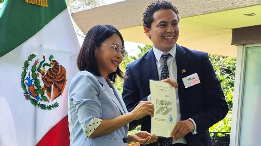 Desde hace 24 años Taiwan ha ofrecido 800 becas a estudiantes en varios paises, entre ellos, México. Desde hace 24 años Taiwan ha ofrecido 800 becas a estudiantes en varios paises, entre ellos, México.