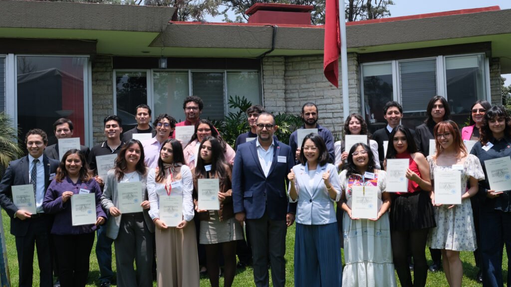 La Sra. Violeta Hsu acompañanda por lod ganadores de las becas de Taiwán. La Sra. Violeta Hsu acompañada por los ganadores de las becas de Taiwán.