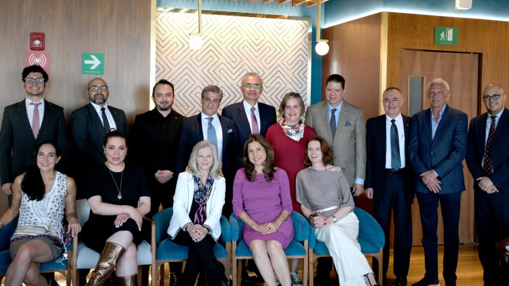 De pie: Diego Fernandez, Raúl Huerta, Pablo Santillán, Ramin Mahmoudi,Jose Carlos Villegas, Alejandra Gómez y Manuel Bravo, Gabriel Moyssen, Isaac Saba y Jorge Urrutia. sentadas Carol Goddard, Wendy Herrera, Lourdes López Zuckerman, Excma. Bita Rasoulian, embajadora de Austria y Carmen Mihalascu. De pie: Diego Fernandez, Raúl Huerta, Pablo Santillán, Ramin Mahmoudi,Jose Carlos Villegas, Alejandra Gómez y Manuel Bravo, Gabriel Moyssen, Isaac Saba y Jorge Urrutia. sentadas Carol Goddard, Wendy Herrera, Lourdes López Zuckerman, Excma. Bita Rasoulian, embajadora de Austria y Carmen Mihalascu.
